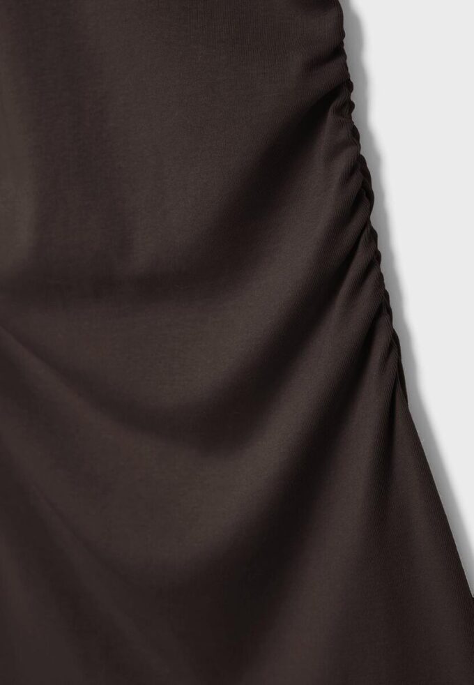 Vestido curto de calções com detalhe franzido Vestido curto de calções com detalhe franzido
