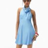 Vestido curto de cetim com decote halter