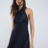 Vestido curto de cetim com decote halter Vestido curto de cetim com decote halter