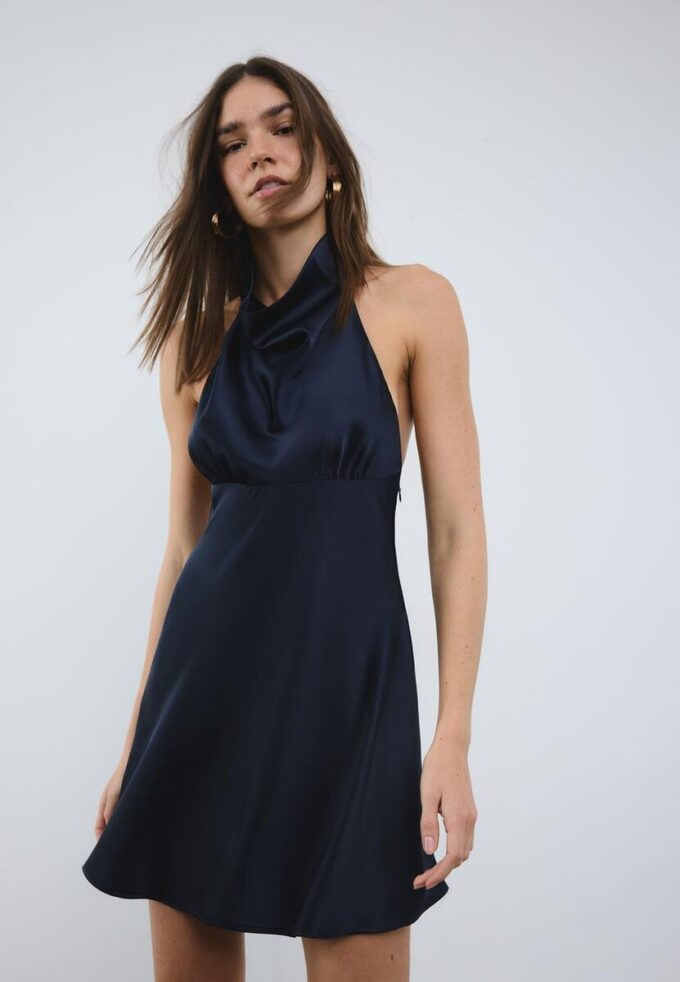 Vestido curto de cetim com decote halter Vestido curto de cetim com decote halter