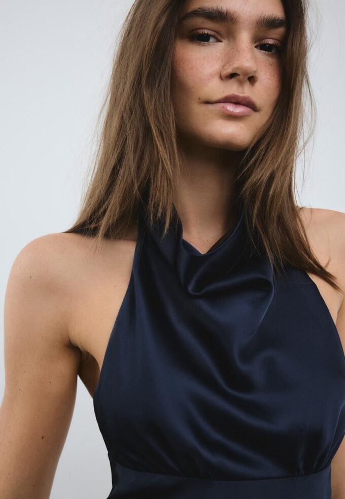 Vestido curto de cetim com decote halter Vestido curto de cetim com decote halter