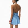 Vestido curto de cetim com decote halter