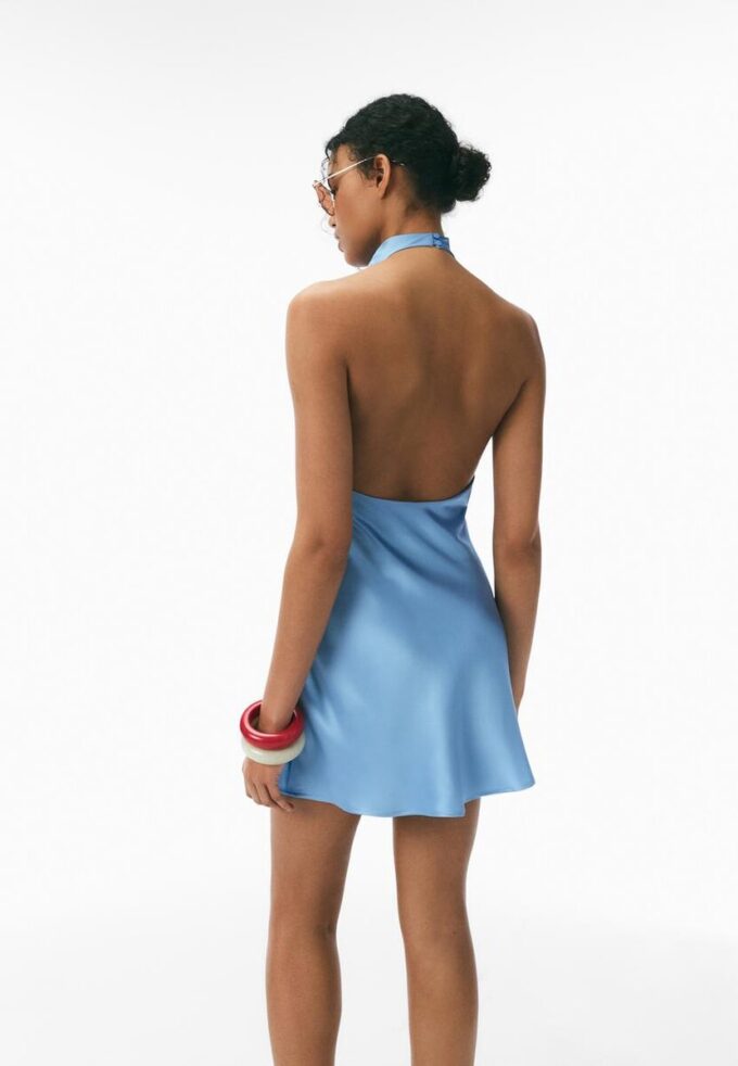 Vestido curto de cetim com decote halter
