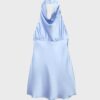 Vestido curto de cetim com decote halter