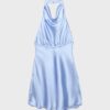 Vestido curto de cetim com decote halter