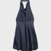 Vestido curto de cetim com decote halter Vestido curto de cetim com decote halter