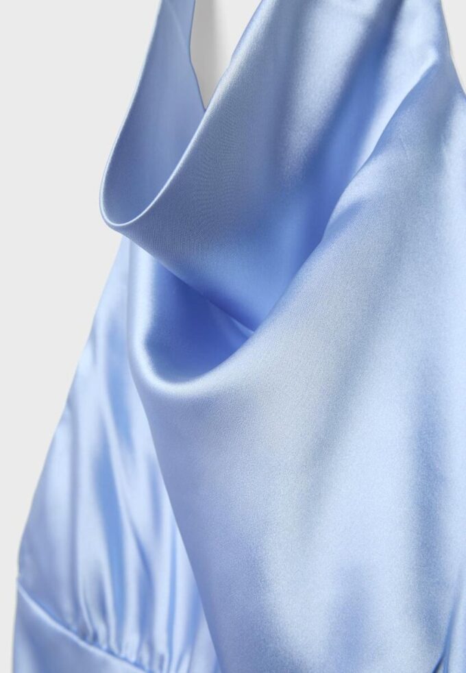 Vestido curto de cetim com decote halter