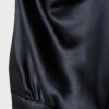 Vestido curto de cetim com decote halter Vestido curto de cetim com decote halter