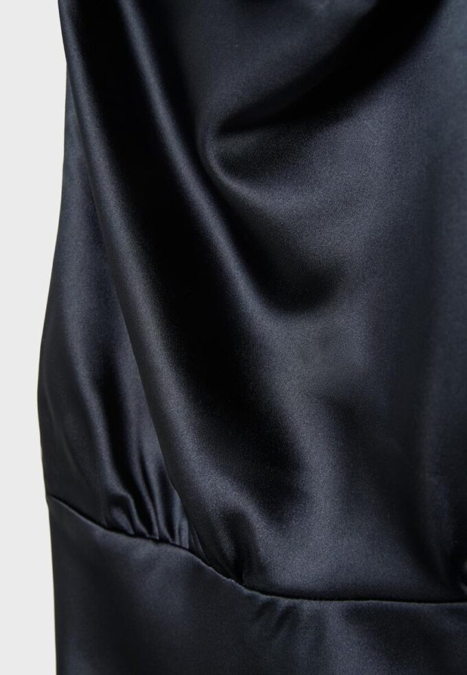 Vestido curto de cetim com decote halter Vestido curto de cetim com decote halter