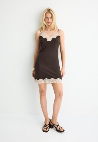 Vestido curto de renda rústica