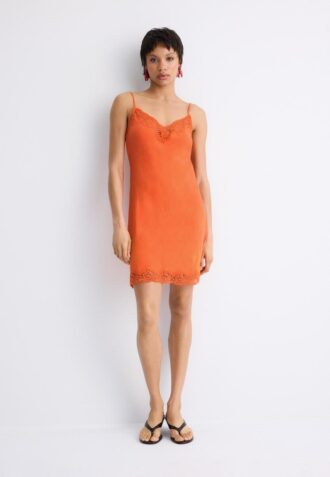 Vestido curto de renda rústica