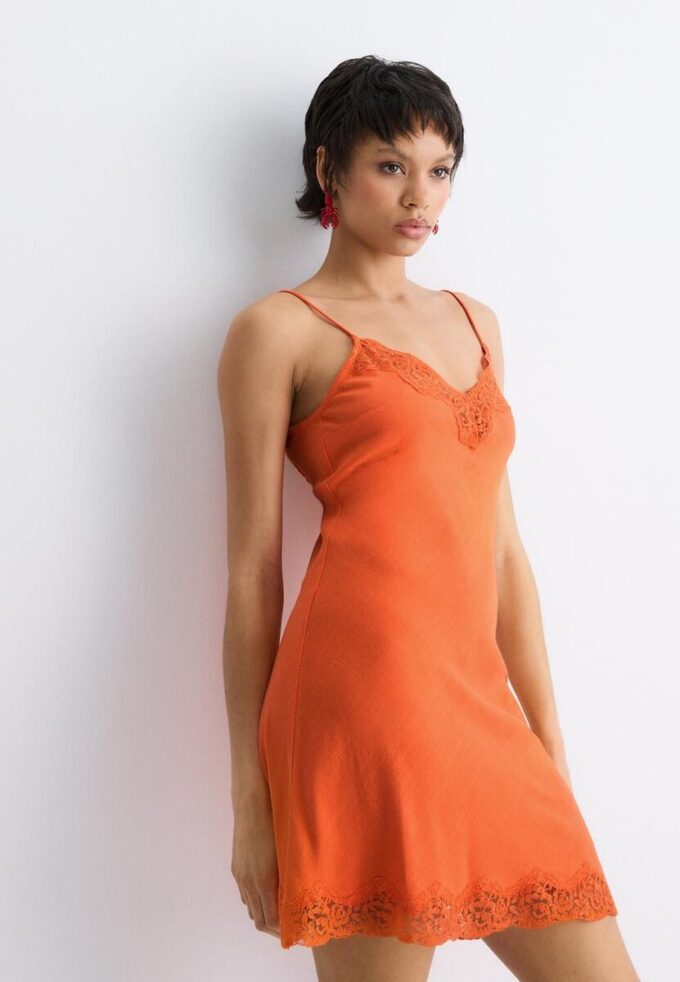 Vestido curto de renda rústica