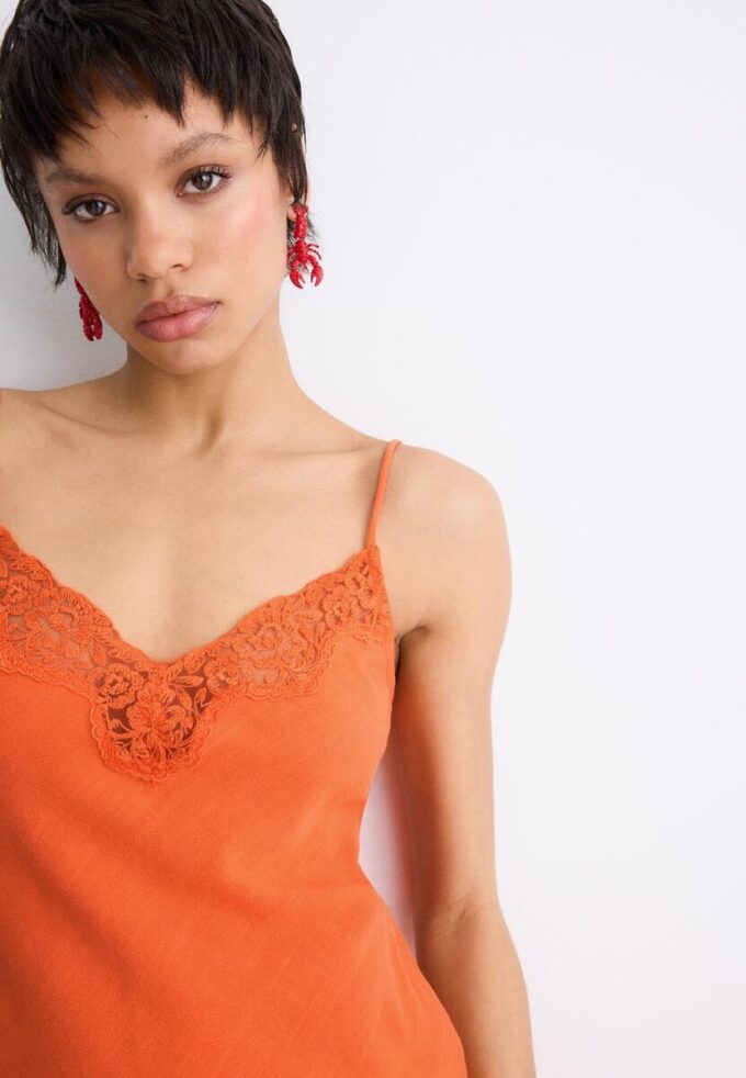 Vestido curto de renda rústica