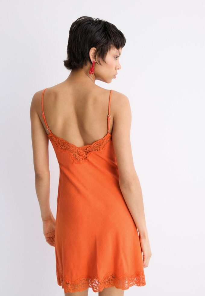 Vestido curto de renda rústica