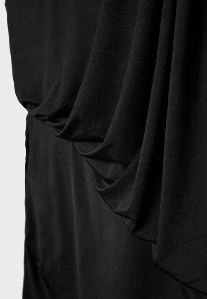 Vestido curto drapeado assimétrico Vestido curto drapeado assimétrico