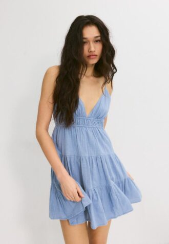 Vestido curto esvoaçante com detalhe de laço nas costas