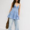 Vestido curto esvoaçante com detalhe de laço nas costas Vestido curto esvoaçante com detalhe de laço nas costas