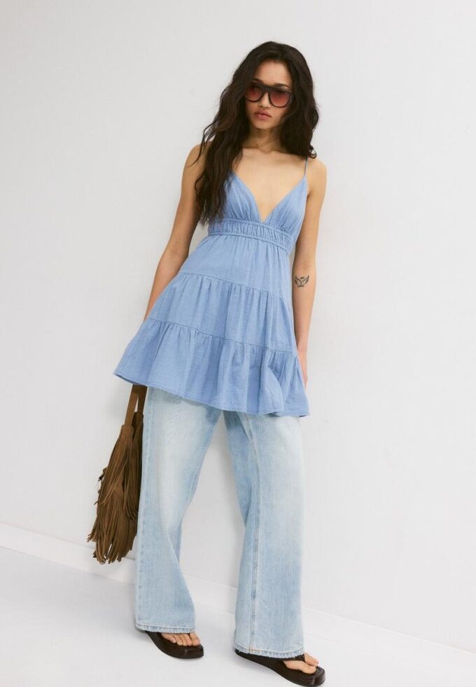Vestido curto esvoaçante com detalhe de laço nas costas Vestido curto esvoaçante com detalhe de laço nas costas