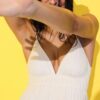 Vestido curto esvoaçante com detalhe de laço nas costas Vestido curto esvoaçante com detalhe de laço nas costas