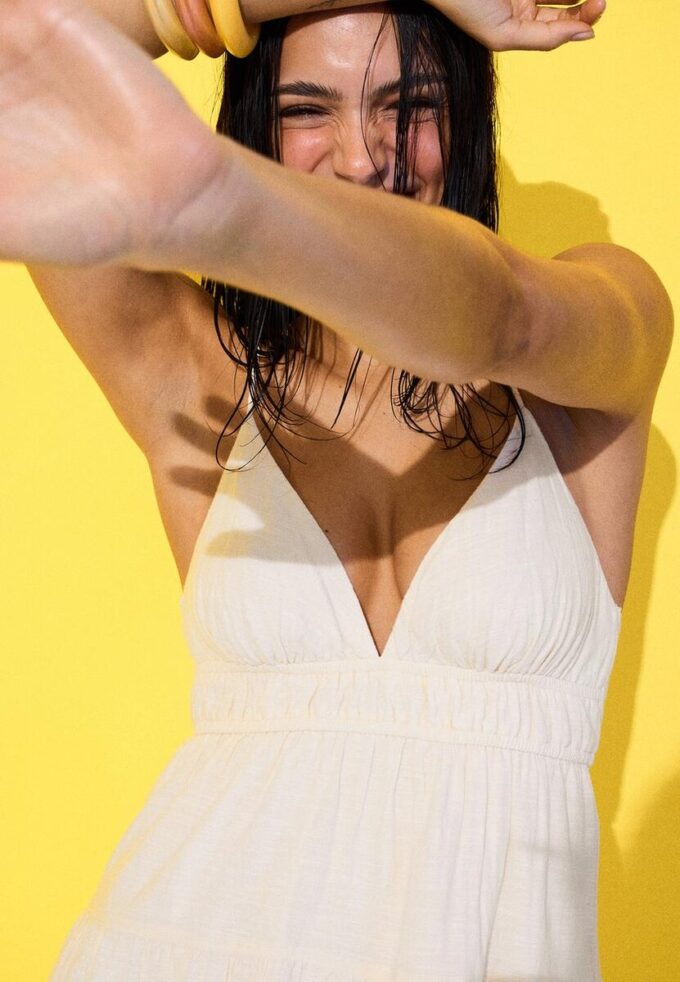 Vestido curto esvoaçante com detalhe de laço nas costas Vestido curto esvoaçante com detalhe de laço nas costas