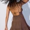 Vestido curto esvoaçante com detalhe de laço nas costas Vestido curto esvoaçante com detalhe de laço nas costas