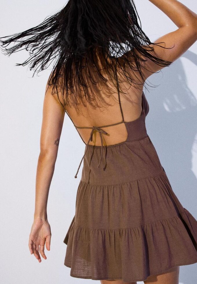 Vestido curto esvoaçante com detalhe de laço nas costas Vestido curto esvoaçante com detalhe de laço nas costas