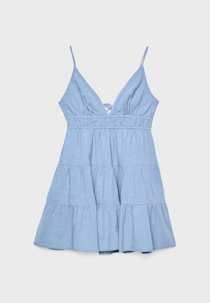 Vestido curto esvoaçante com detalhe de laço nas costas Vestido curto esvoaçante com detalhe de laço nas costas