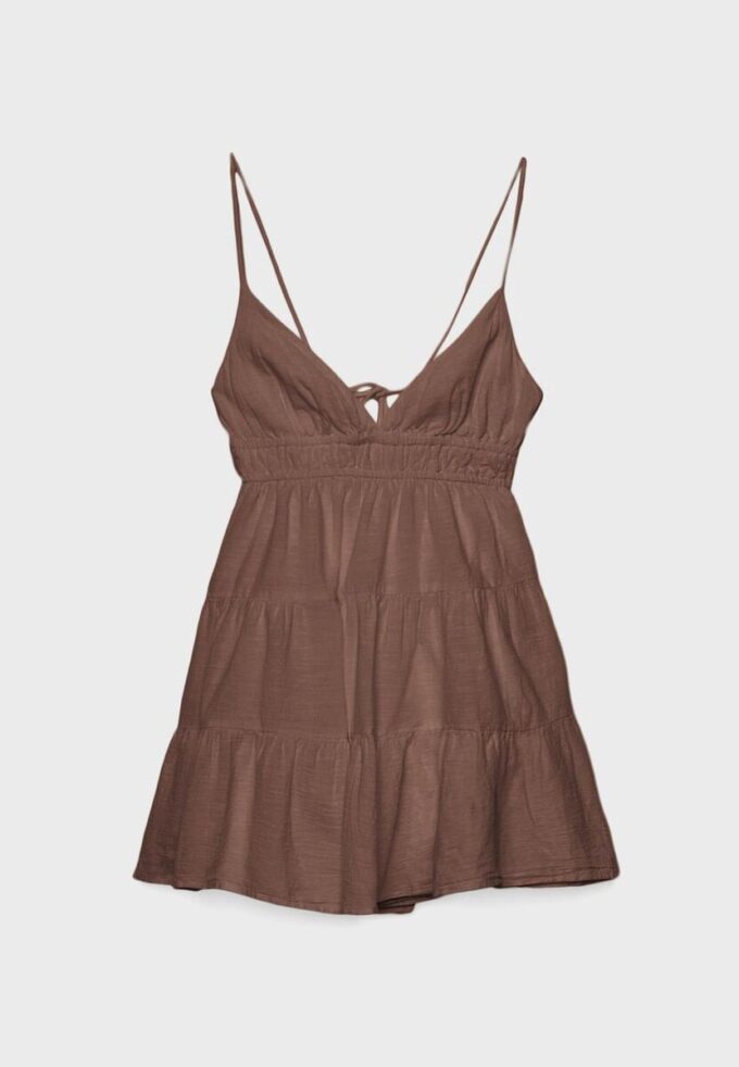 Vestido curto esvoaçante com detalhe de laço nas costas Vestido curto esvoaçante com detalhe de laço nas costas
