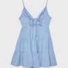 Vestido curto esvoaçante com detalhe de laço nas costas Vestido curto esvoaçante com detalhe de laço nas costas