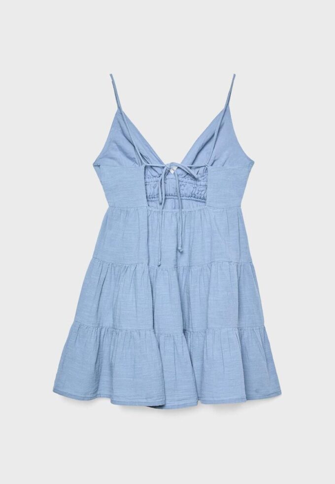 Vestido curto esvoaçante com detalhe de laço nas costas Vestido curto esvoaçante com detalhe de laço nas costas