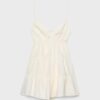 Vestido curto esvoaçante com detalhe de laço nas costas Vestido curto esvoaçante com detalhe de laço nas costas