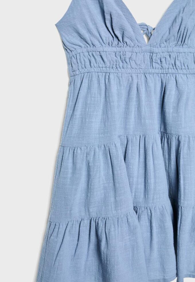 Vestido curto esvoaçante com detalhe de laço nas costas Vestido curto esvoaçante com detalhe de laço nas costas