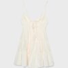 Vestido curto esvoaçante com detalhe de laço nas costas Vestido curto esvoaçante com detalhe de laço nas costas