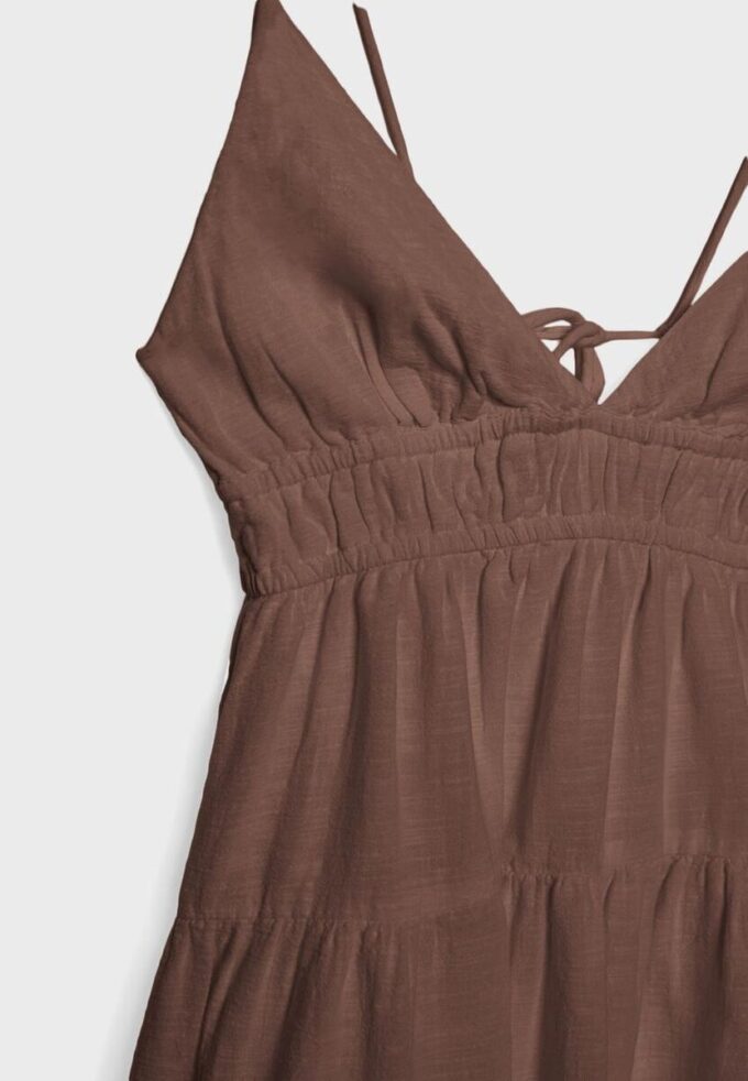Vestido curto esvoaçante com detalhe de laço nas costas Vestido curto esvoaçante com detalhe de laço nas costas