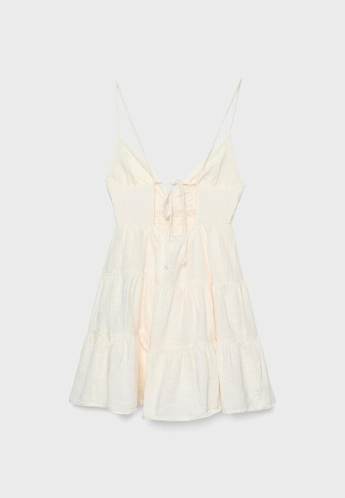 Vestido curto esvoaçante com detalhe de laço nas costas Vestido curto esvoaçante com detalhe de laço nas costas