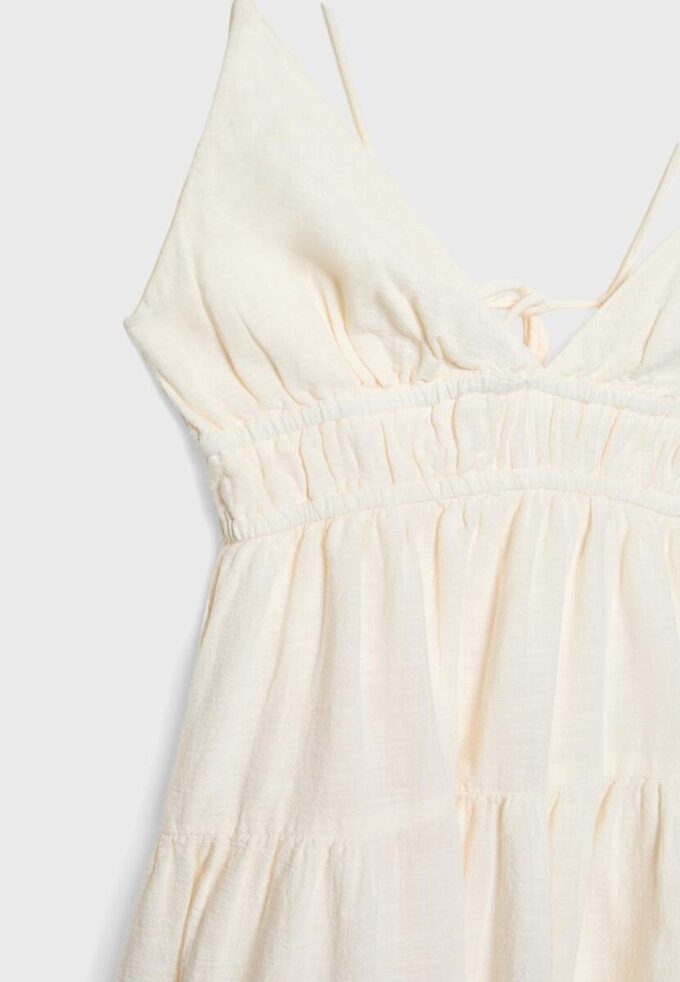 Vestido curto esvoaçante com detalhe de laço nas costas Vestido curto esvoaçante com detalhe de laço nas costas