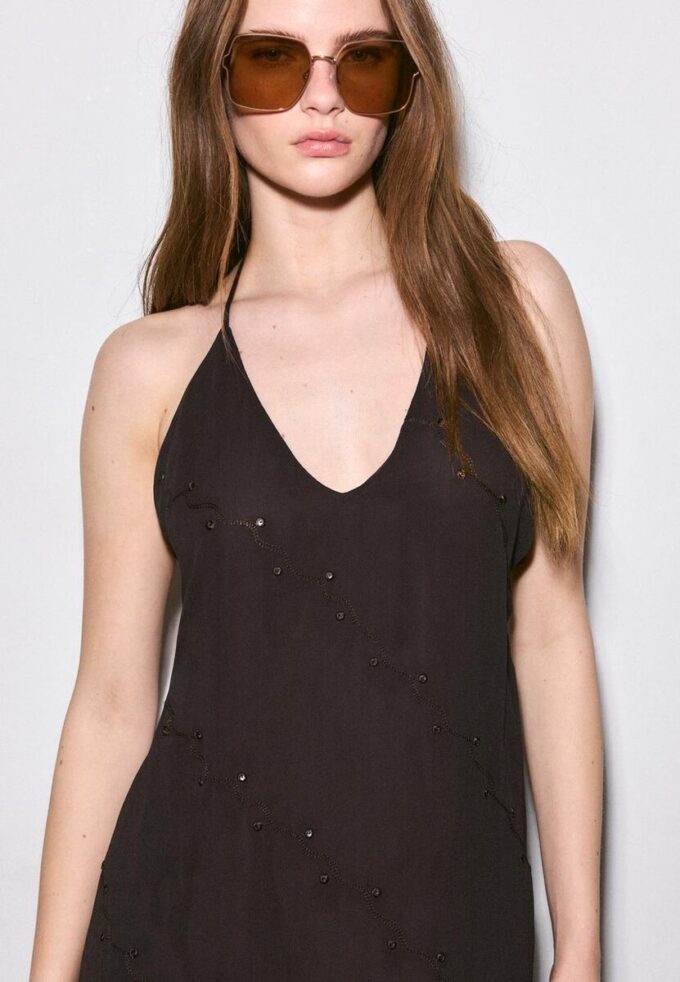 Vestido longo com decote halter bordado Vestido longo com decote halter bordado