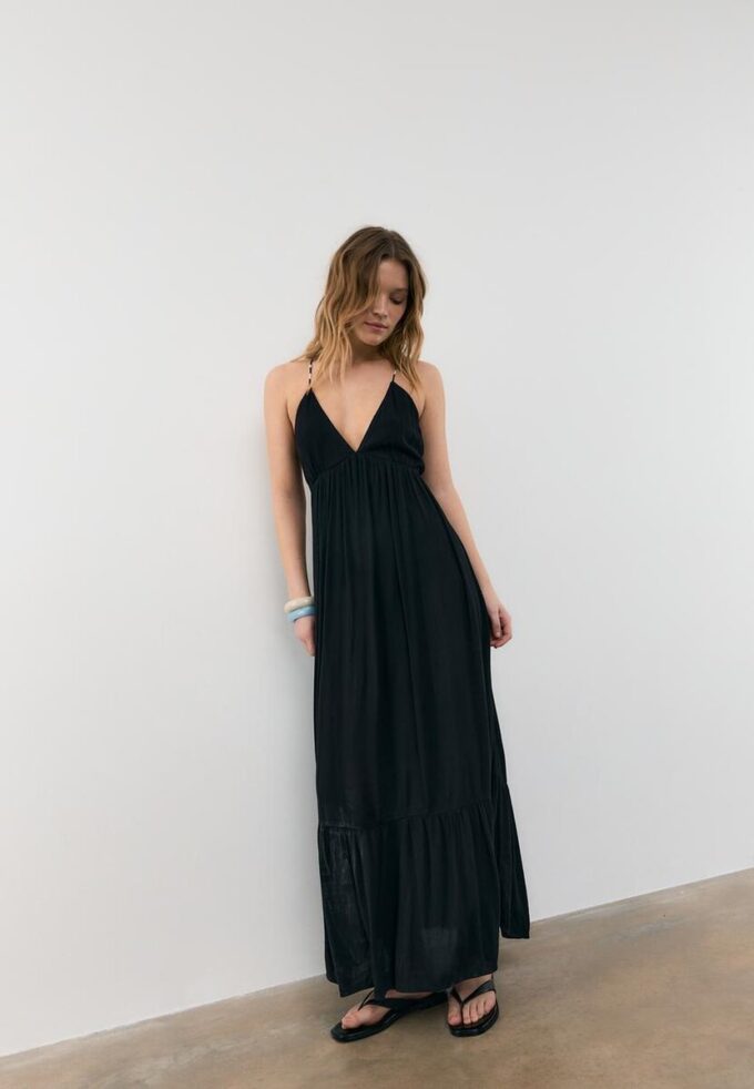 Vestido longo de crepe com alças com bordado Vestido longo de crepe com alças com bordado