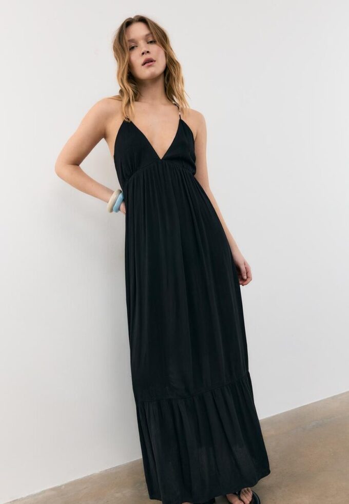 Vestido longo de crepe com alças com bordado Vestido longo de crepe com alças com bordado
