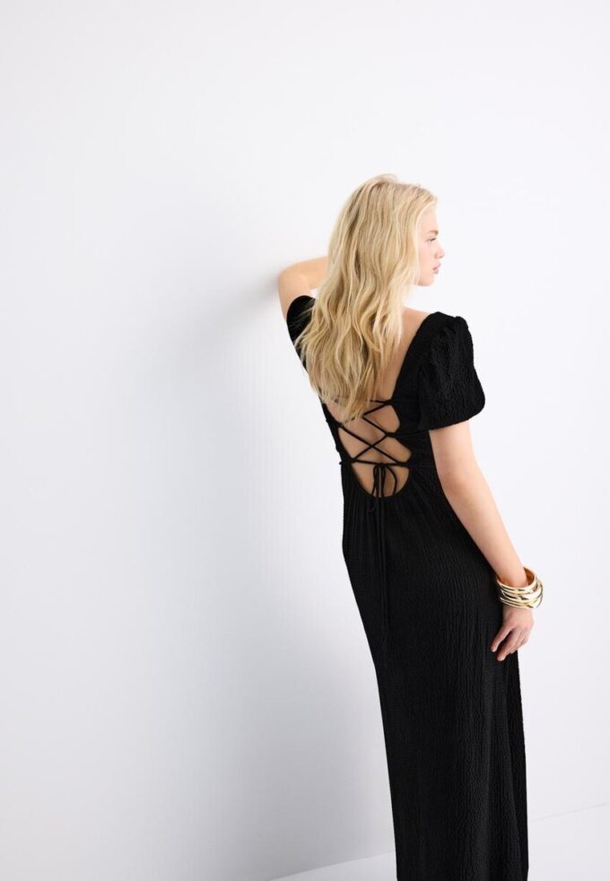Vestido maxi de corte largo com costas cruzadas Vestido maxi de corte largo com costas cruzadas