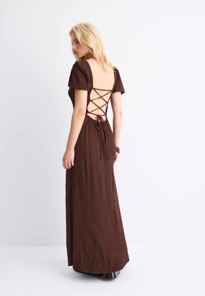Vestido maxi de corte largo com costas cruzadas Vestido maxi de corte largo com costas cruzadas