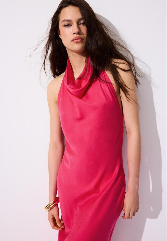 Vestido Midi com Alças Halter e Costas Descubertas Vestido Midi com Alças Halter e Costas Descubertas
