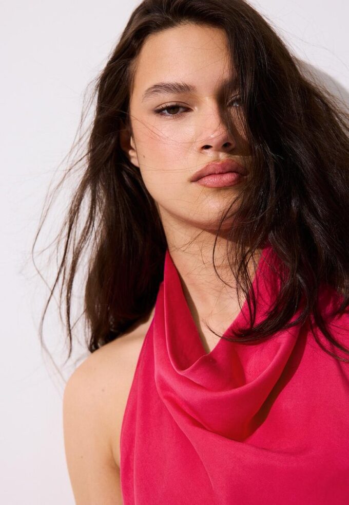 Vestido Midi com Alças Halter e Costas Descubertas Vestido Midi com Alças Halter e Costas Descubertas