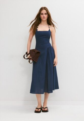 Vestido midi com decote halter e detalhes em contas Vestido midi com decote halter e detalhes em contas