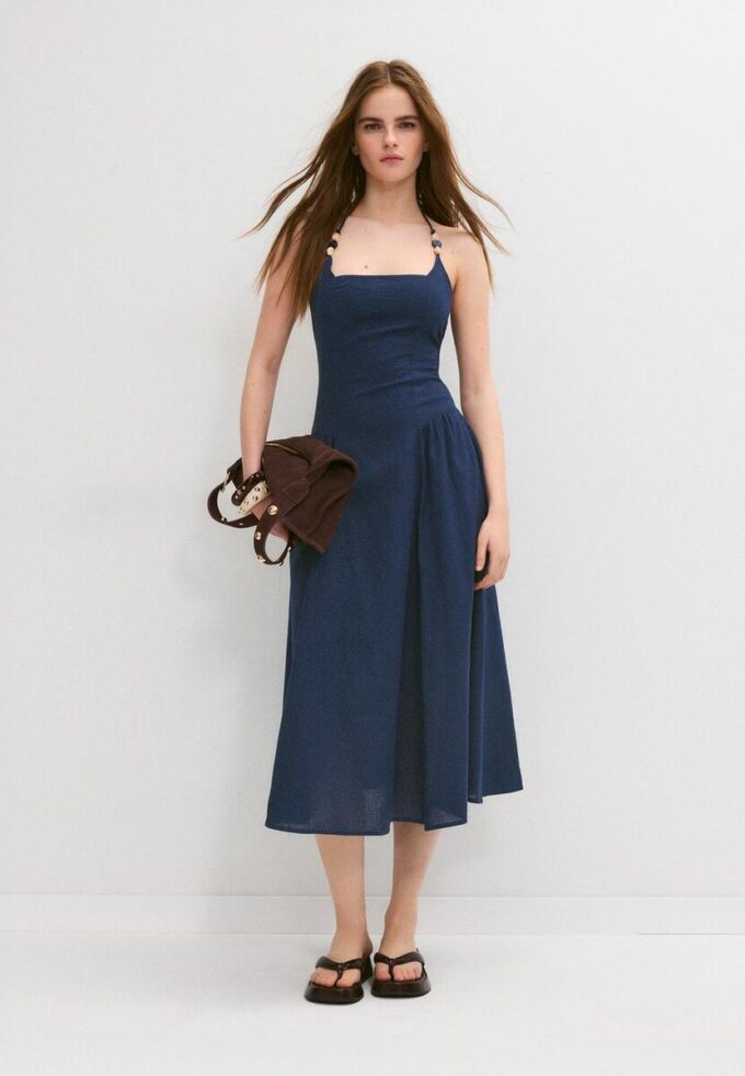 Vestido midi com decote halter e detalhes em contas Vestido midi com decote halter e detalhes em contas