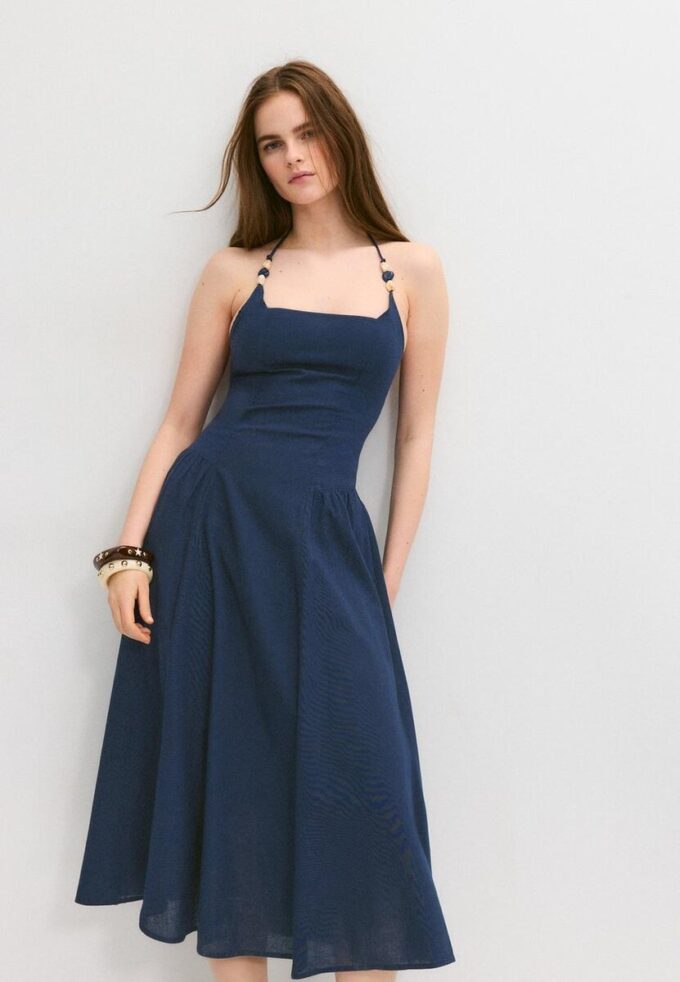 Vestido midi com decote halter e detalhes em contas Vestido midi com decote halter e detalhes em contas
