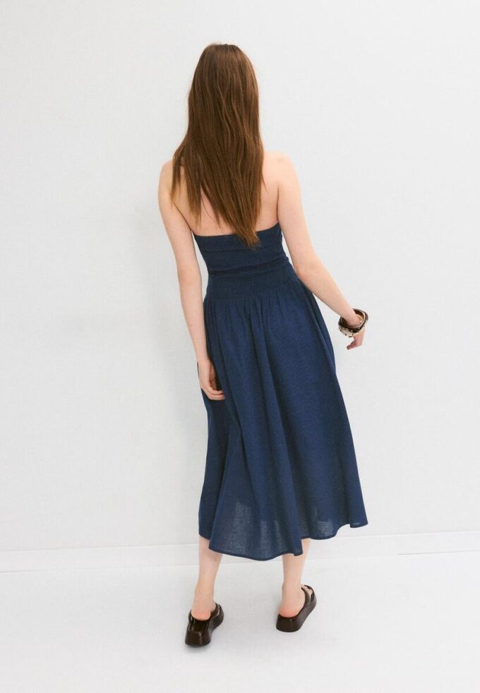 Vestido midi com decote halter e detalhes em contas Vestido midi com decote halter e detalhes em contas