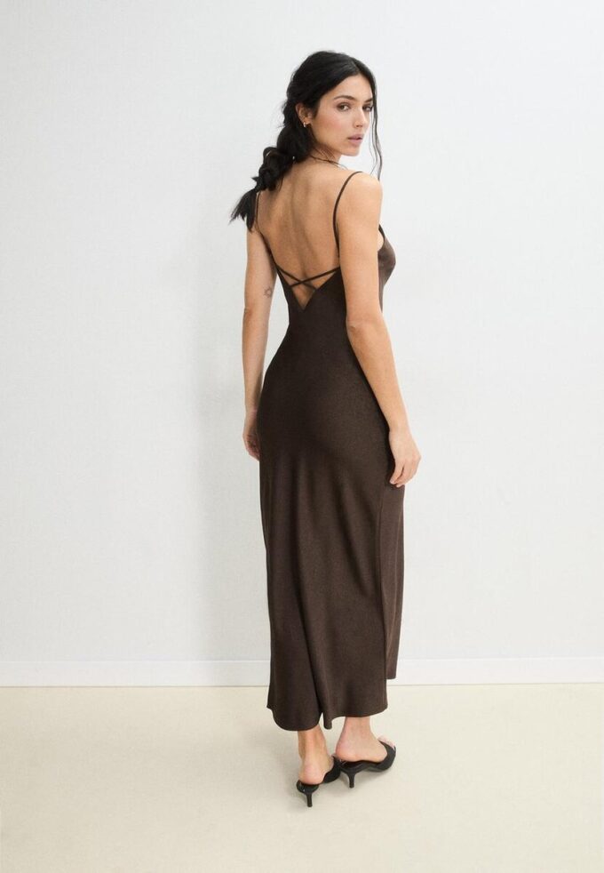 Vestido midi de cetim Vestido midi de cetim