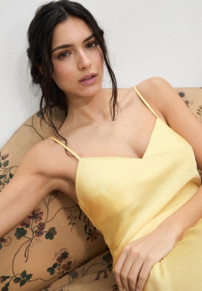 Vestido midi de cetim Vestido midi de cetim