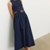 Vestido midi sem mangas em dois materiais com cinto